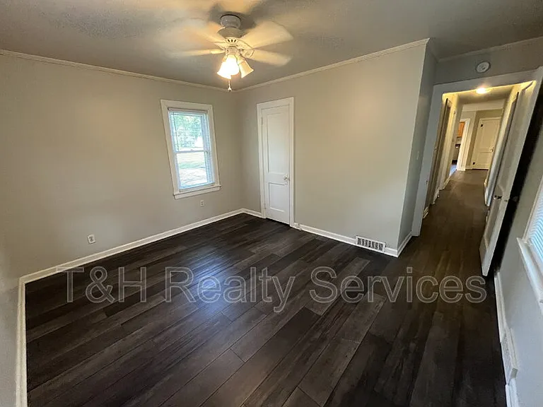 2920 E 5th St — Photo 15
