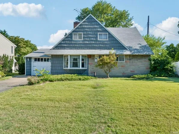 107 Ball Park Ln, Hicksville, NY 11801