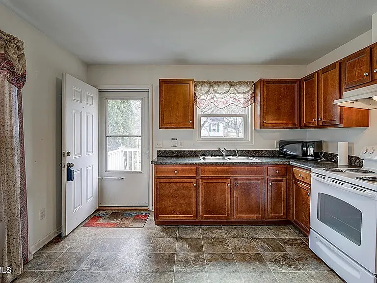 2 Bed, 1 Bath, .77 Acres - House — Photo 3