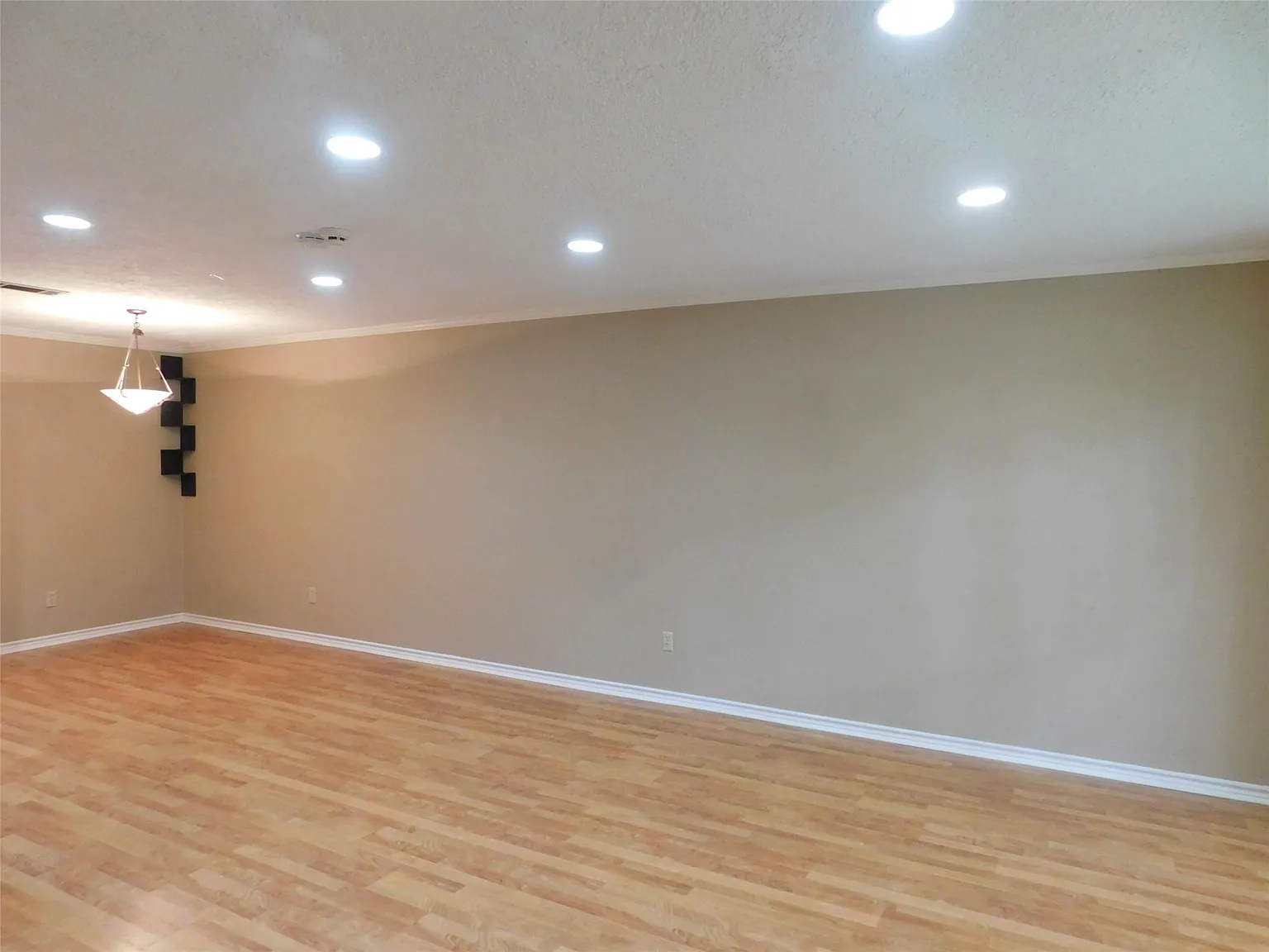 3 bed, 2.5 bath, 2016 sqft, $2,600 — Photo 4