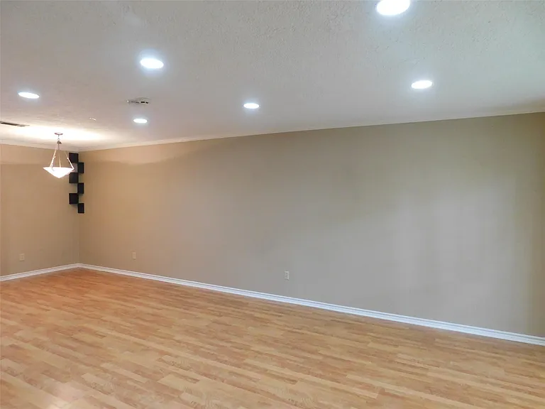 472 N Post Oak Ln — Photo 4