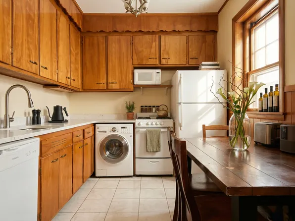 208 Fuller St #208, Brookline, MA 02446