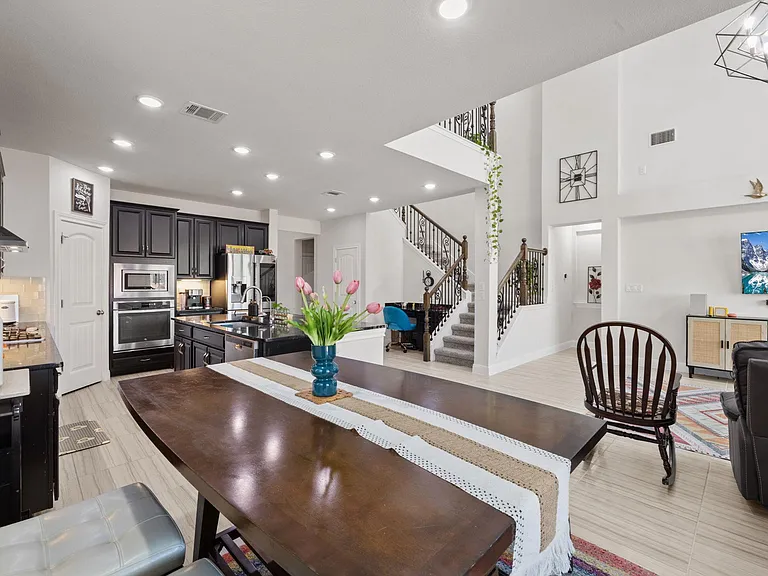 724 Pioneer Grv — Photo 16