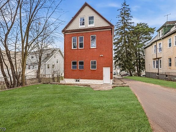 4th image of 166 Maple Ave