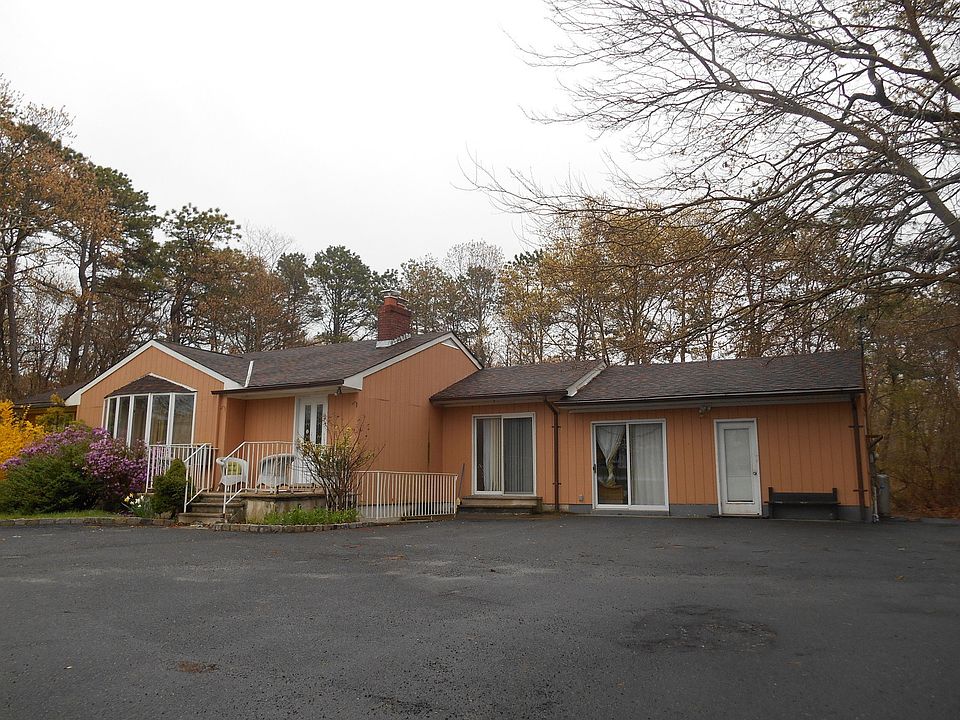 2nd image of 281 W Montauk Hwy