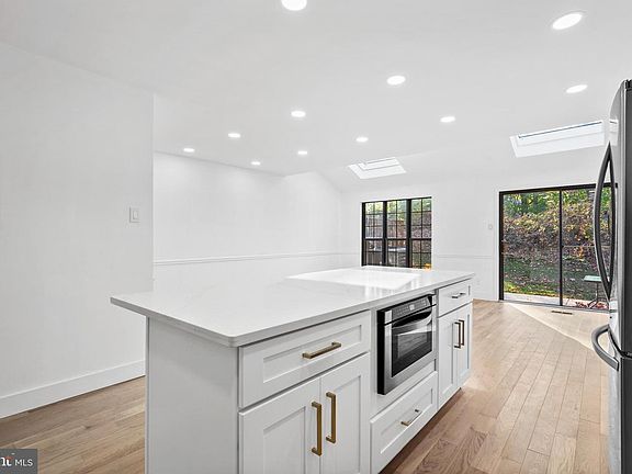 2nd image of 1007 Stoneham Dr #1007B