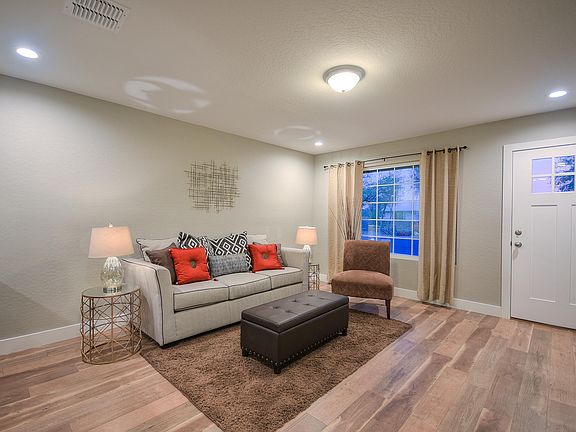 3rd image of 2105 E Parkway Dr
