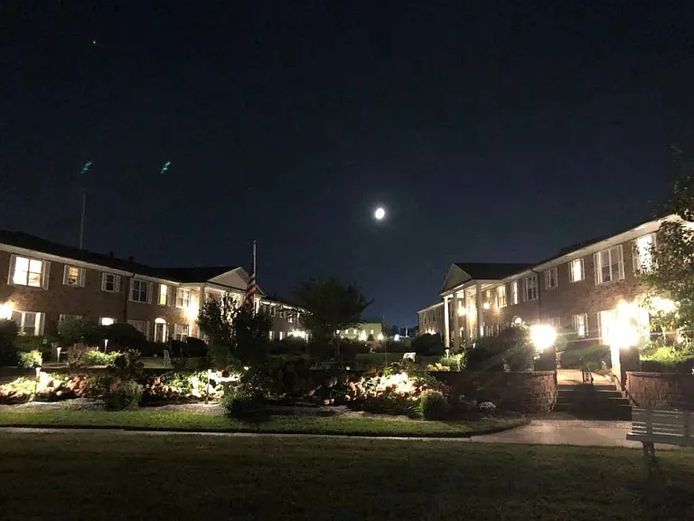 Colonial Village Apartments — Photo 21