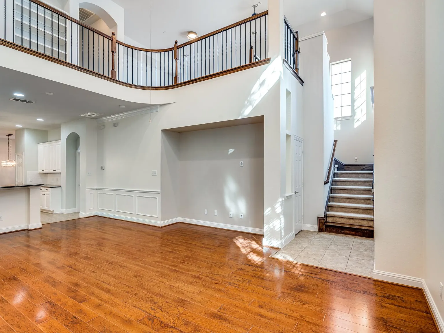 3 bed, 2.5 bath, 2319 sqft, $2,950 — Photo 2
