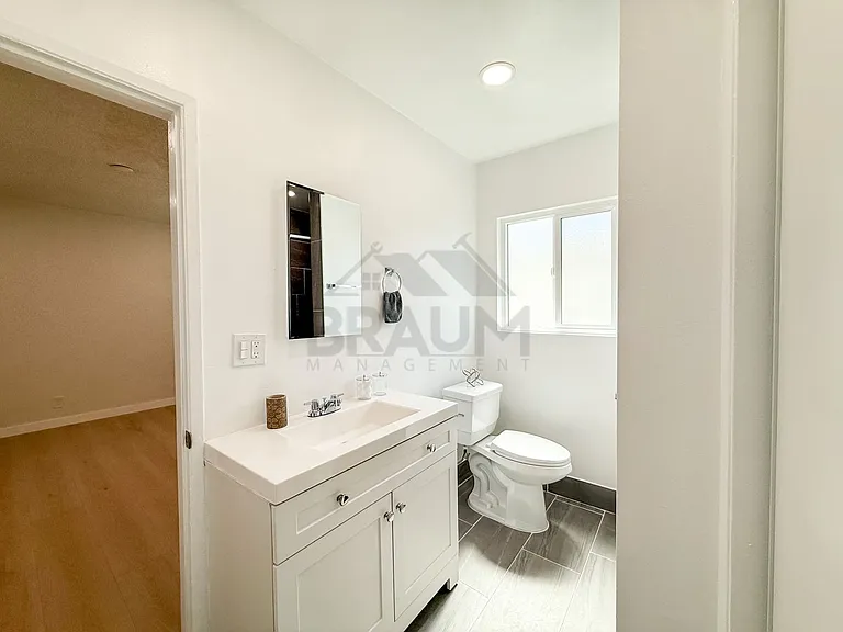 Villa East at Oxnard St. — Photo 34