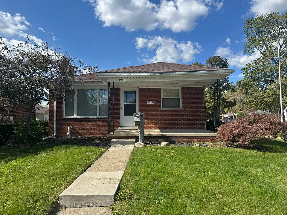 1900 W Jefferson Ave