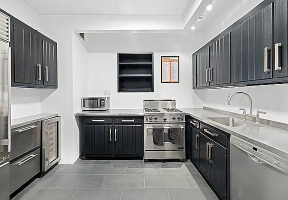 5th image of 529 W 42nd St APT 3P