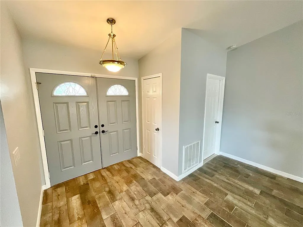 3 bed, 2.0 bath, 1985 sqft, $3,200 — Photo 2