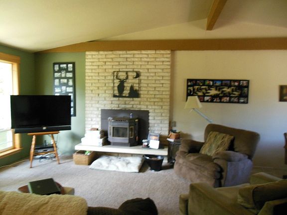 Living Room w/vaulted ceilings
