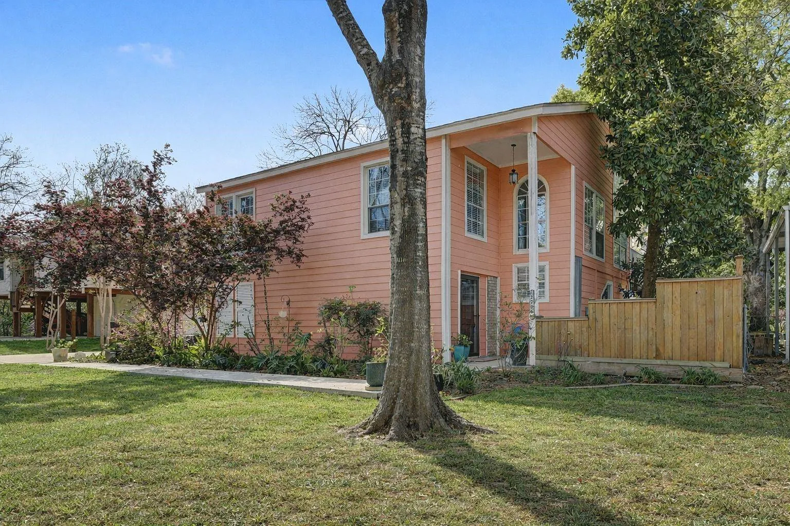 3 bed, 2.0 bath, 2552 sqft, $2,400 — Photo 1