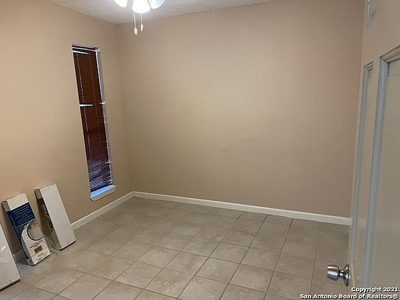 4th image of 567 Gilbert Ln