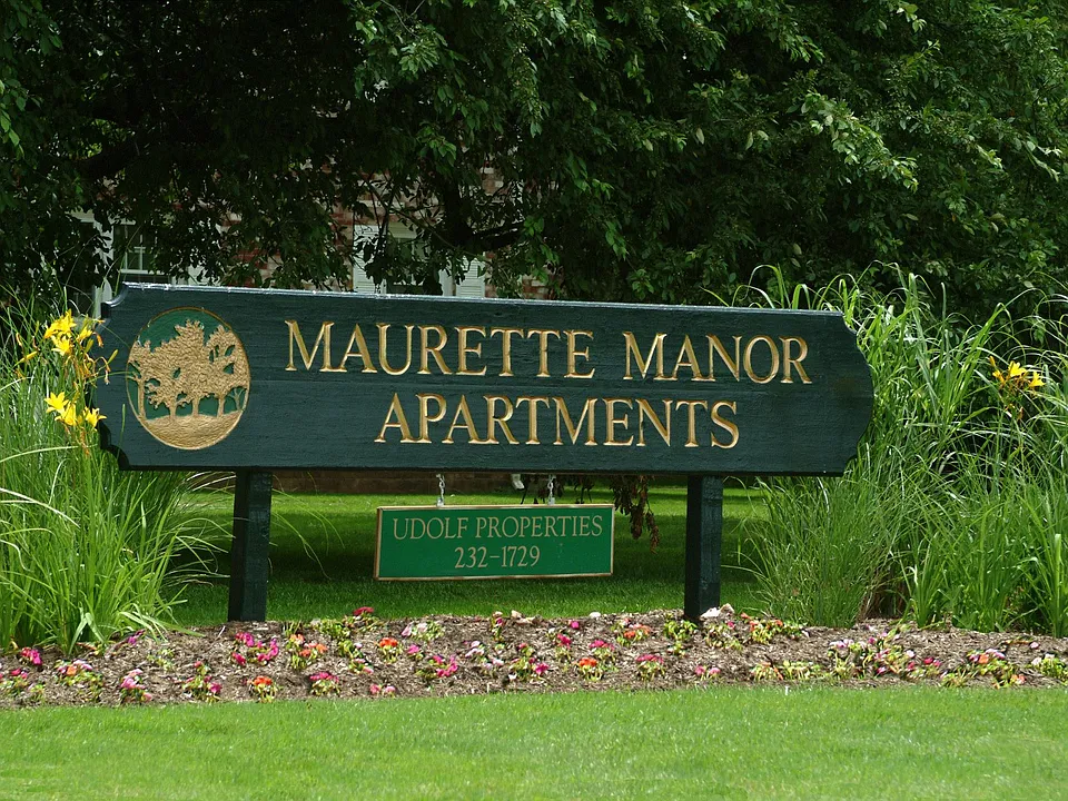 Maurette Manor