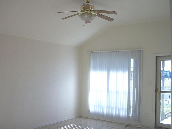 3rd image of 4407 Thunder Creek Dr APT A