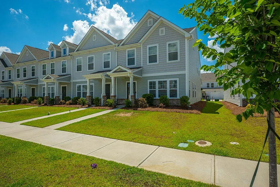 3 bed, 2.5 bath, 1860 sqft, $2,450 — Photo 3