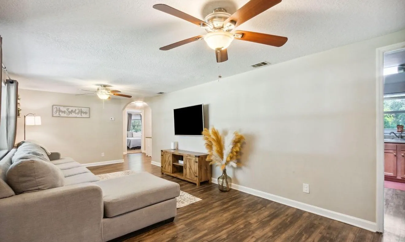 3 bed, 1400 sqft, $2,150 — Photo 2