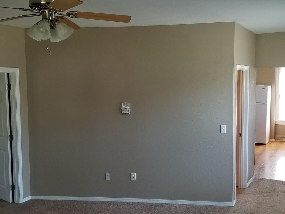 Large Living Room, ceiling fans and modern colors. 9 ft. ceilings