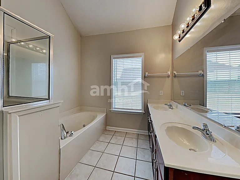 9321 N Fairmont Cir — Photo 11