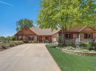 883 Oak Ridge Cir, Hartford, WI 53027