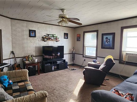 3rd image of 805 E 2nd St
