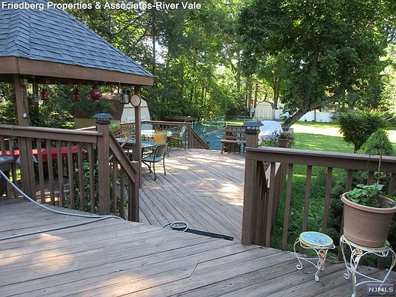 3rd image of 627 Montview Pl