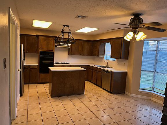 3rd image of 501 N Travis St