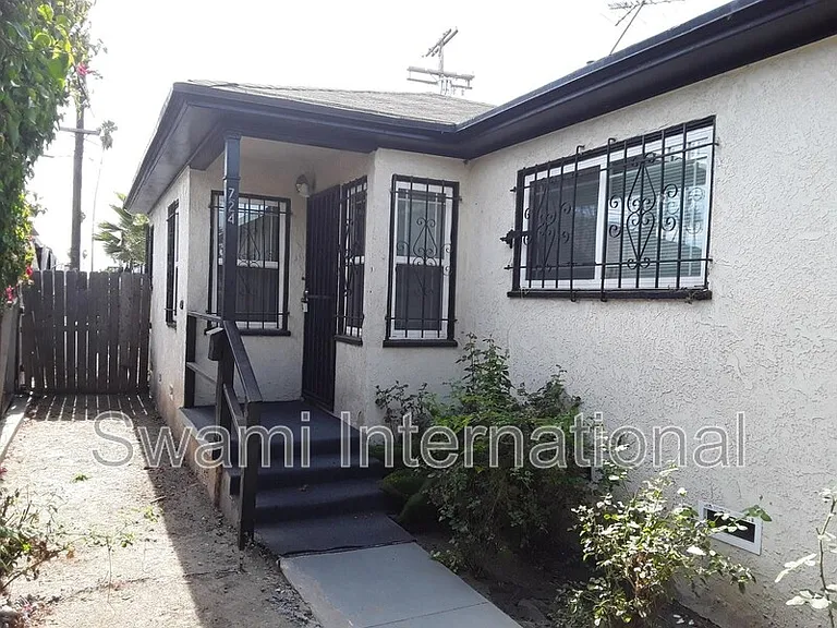 724 W 80th St — Photo 4