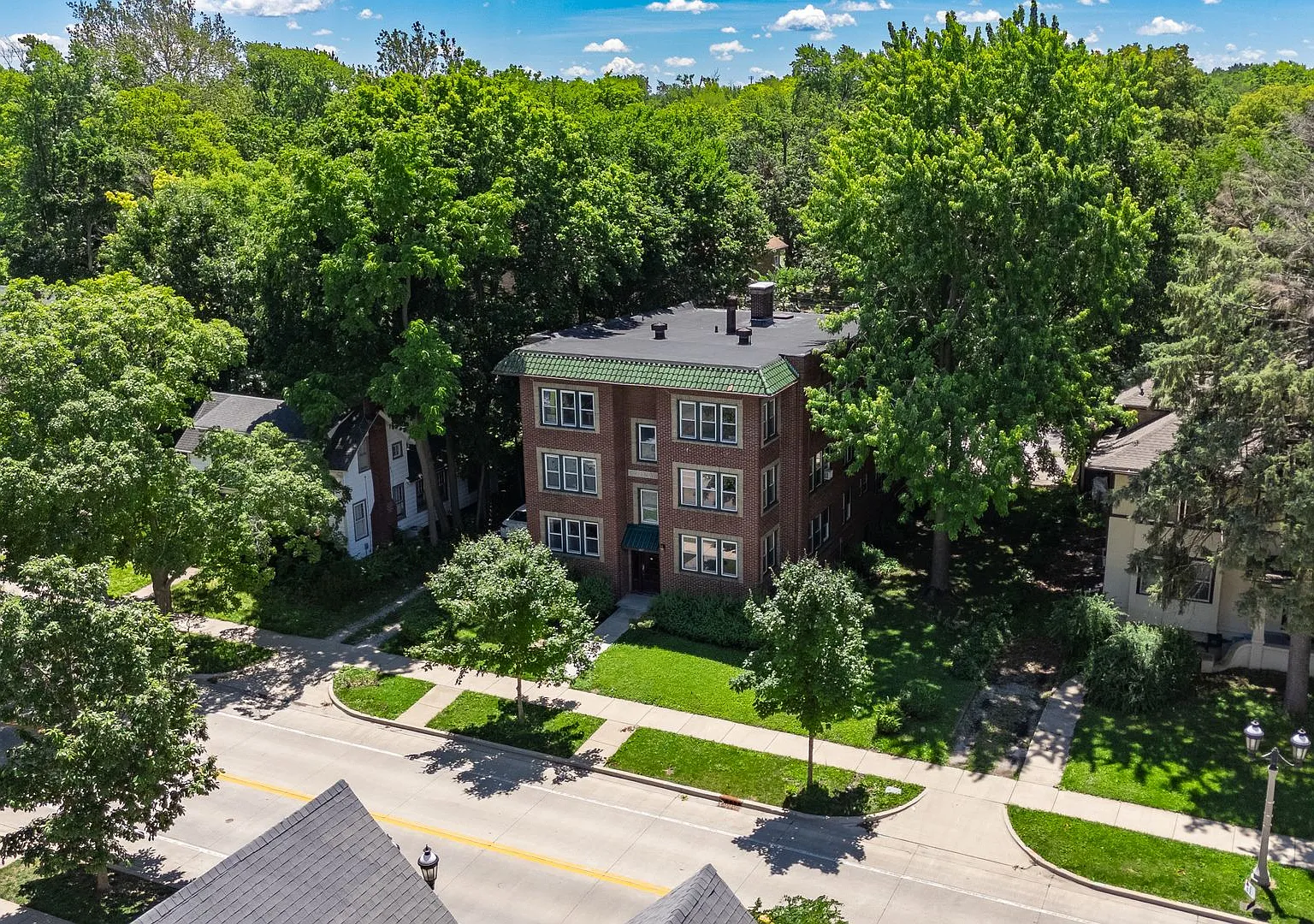 Charming 2 Bedroom, 1 Bathroom Home Near UIUC & Downtown Urbana — Photo 3