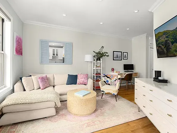 204 West 10th Street 18 image 3 of 8