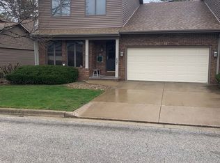 127 Manor Cir, Bloomington, IL 61704