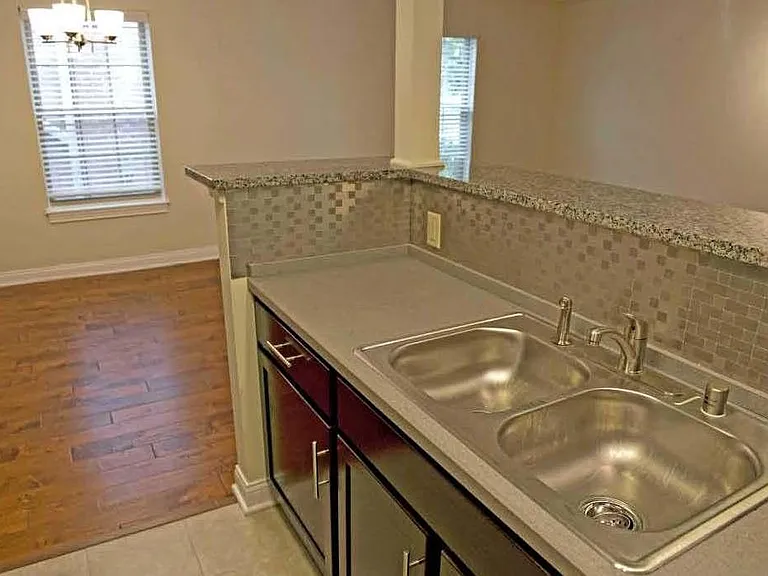 Park Court Apartments — Photo 6