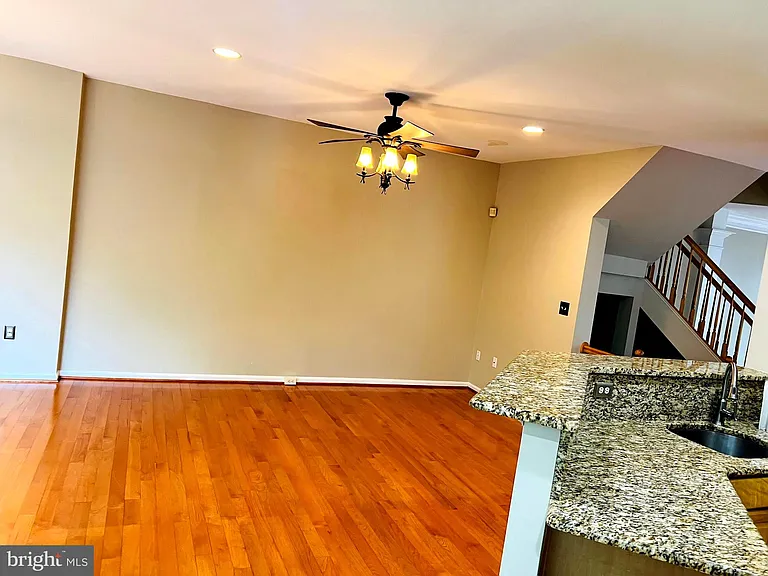 47370 Victoria Falls Sq — Photo 16