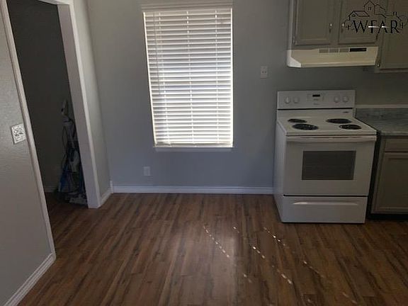 4th image of 302 E Garden Dr