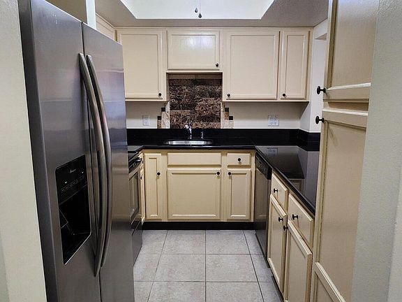 4th image of 105 S Riverside Dr APT 204