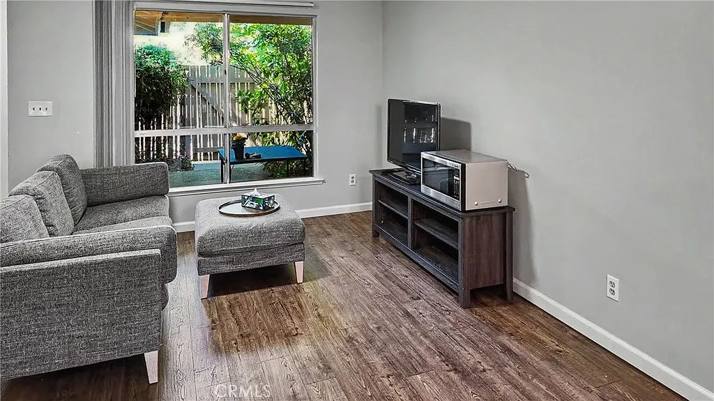 2 bed, 1.5 bath, 1046 sqft, $3,800 — Photo 2