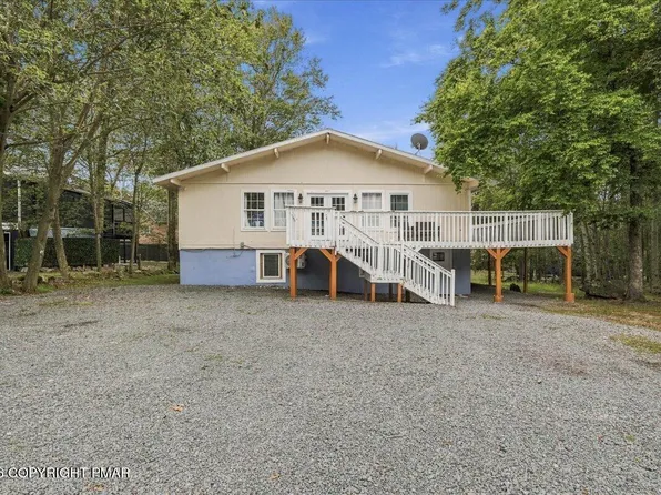 1042 Country Place Dr, Tobyhanna, PA 18466