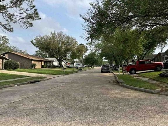 Exterior Neighborhood (street photo)