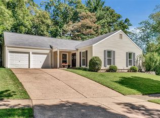 1465 Sandpointe Ct, Ballwin, MO 63021