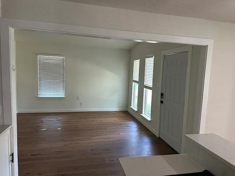 2518 Rockridge Dr — Photo 3