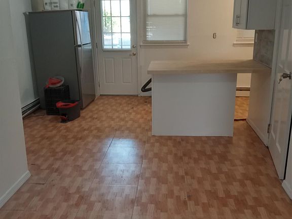 3rd image of 663 Clarence Ave Floor 1