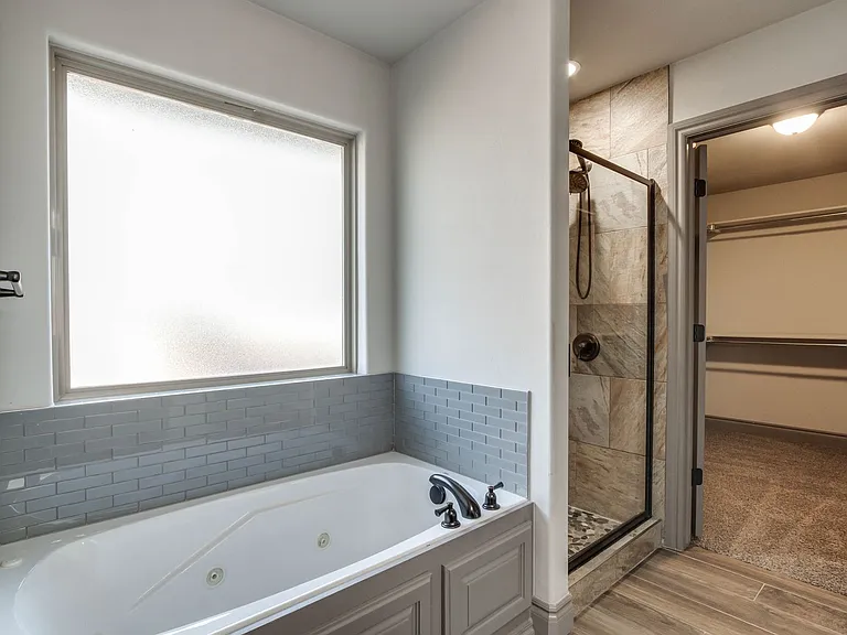 6133 Oxnard St — Photo 28