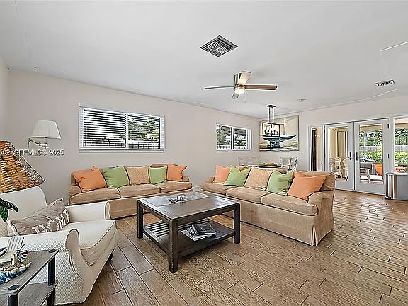 5th image of 367 W Riverside Dr