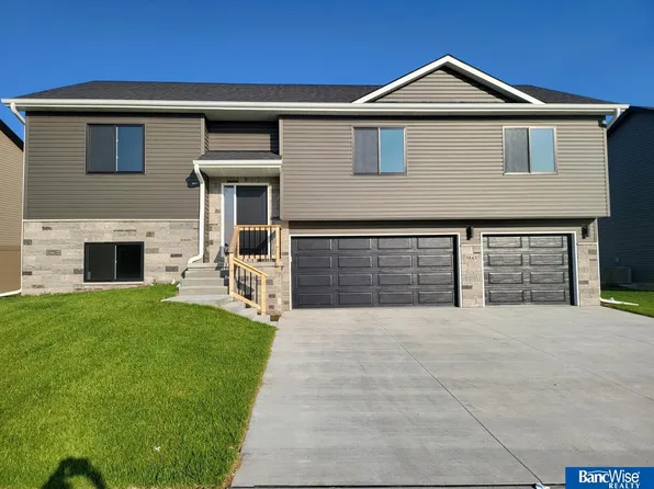 5843 SW 9th St, Lincoln, NE 68523