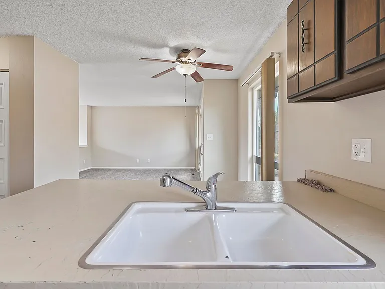 608 Crown Ridge Dr — Photo 10