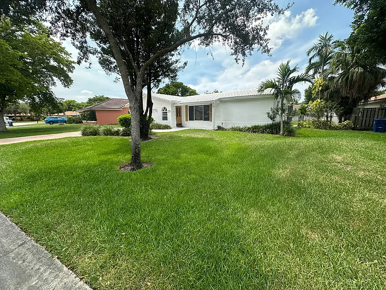 11261 NW 42nd St — Photo 37