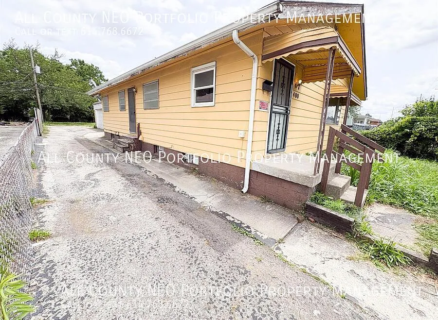 Available now! 2 Bedroom Home with Basement & Deck — Photo 3
